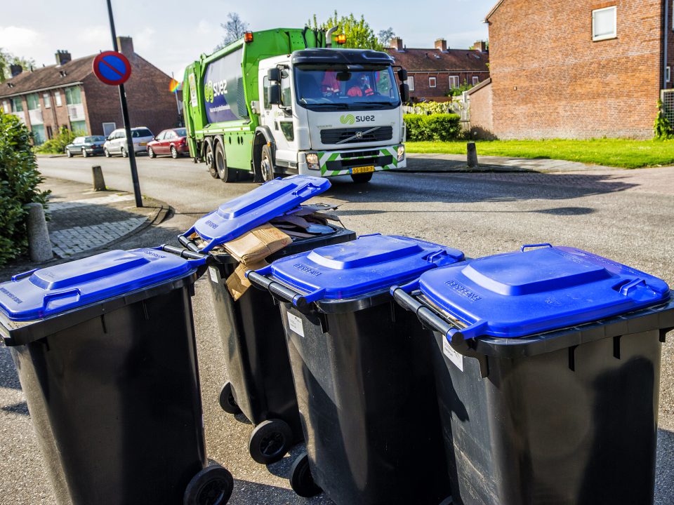 Papierinzameling - blauwe containers langs de weg