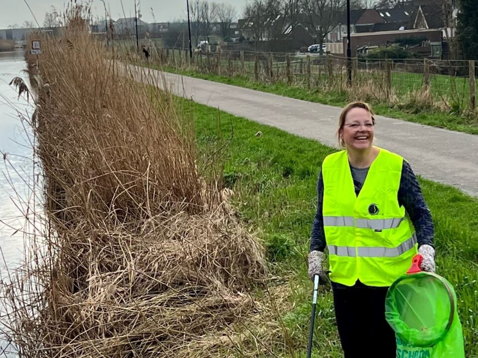 Gitte Bennink ruimte afval op langs het water