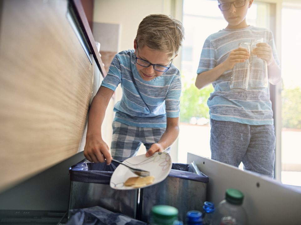 2 jongens scheiden hun afval in de keueken